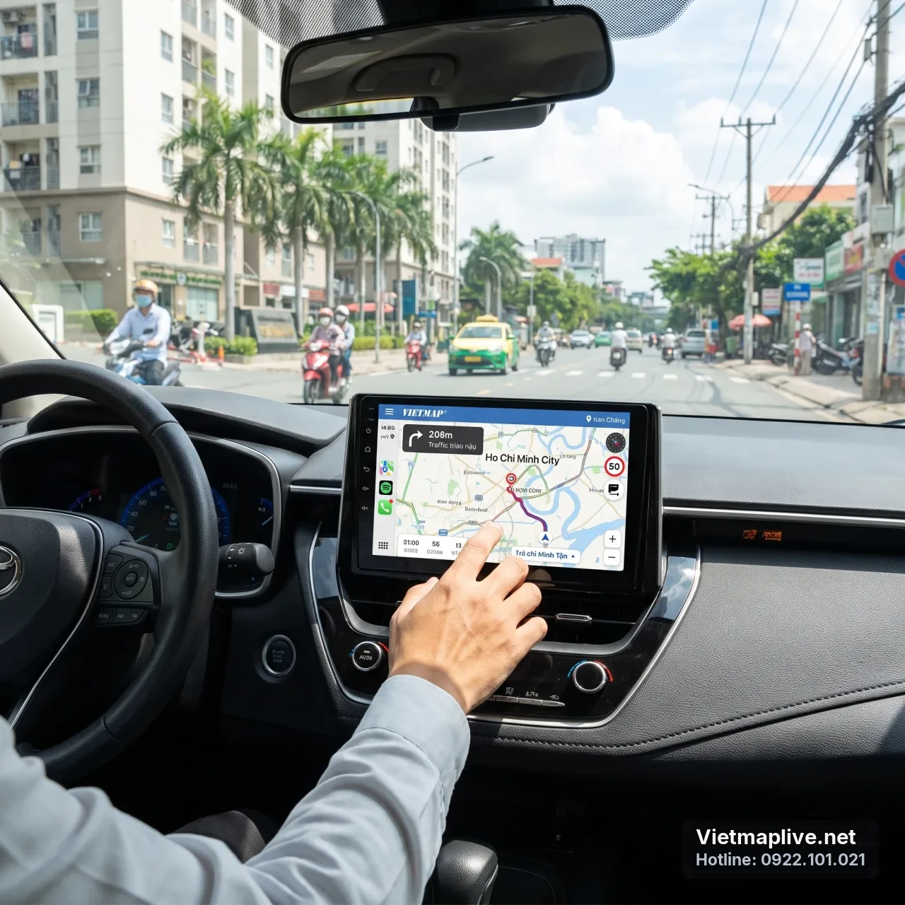 Người dùng đang mở ứng dụng VietMap Live Plus trên màn hình Android ô tô