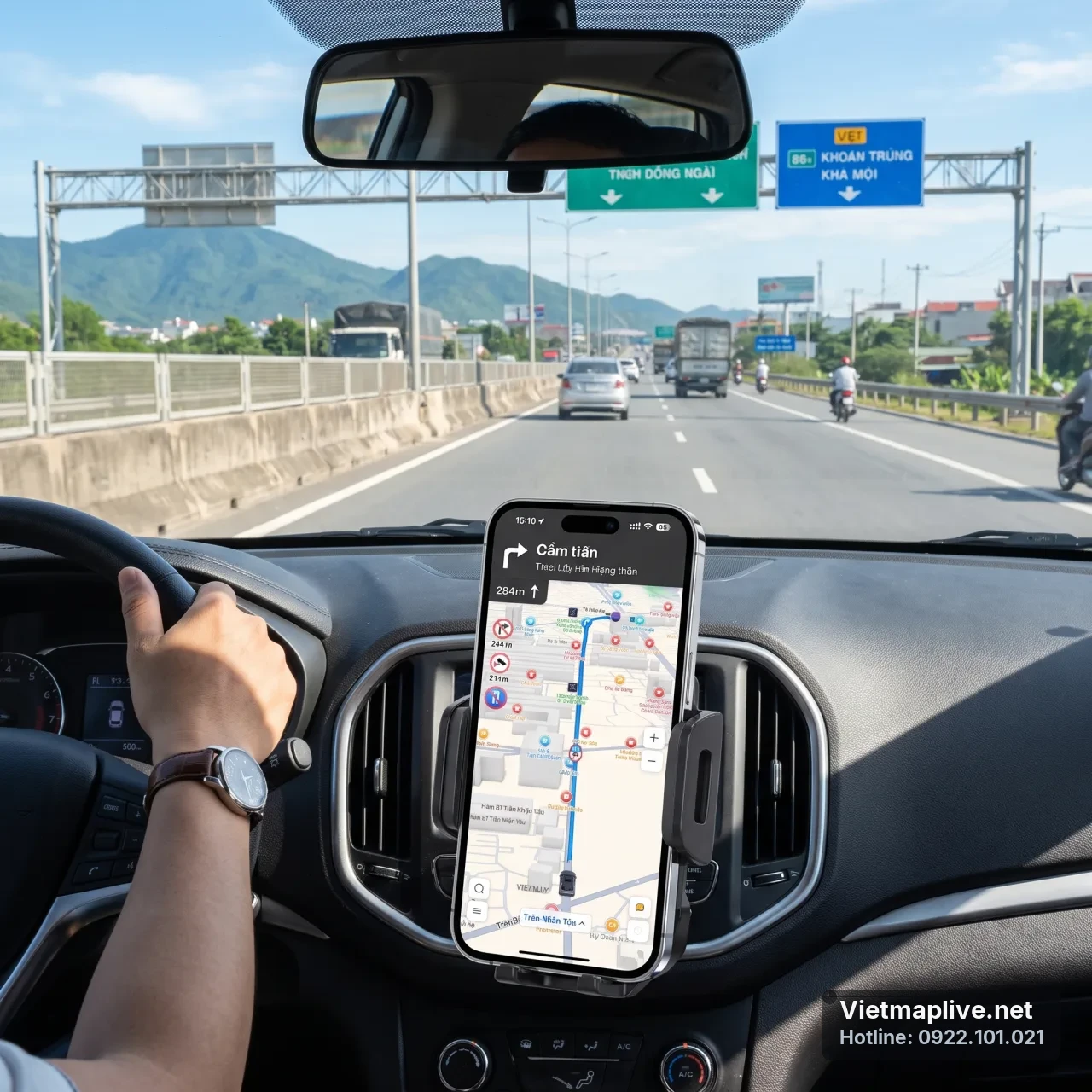 Tài xế sử dụng Vietmap Live trên iPhone khi lái xe ở Việt Nam