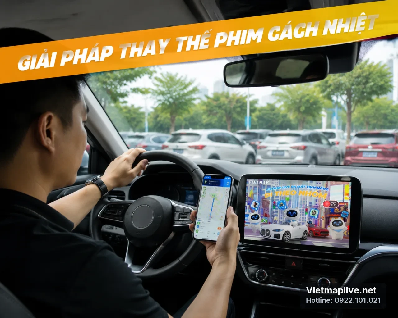 Kỹ thuật viên thay phim cách nhiệt trên kính lái