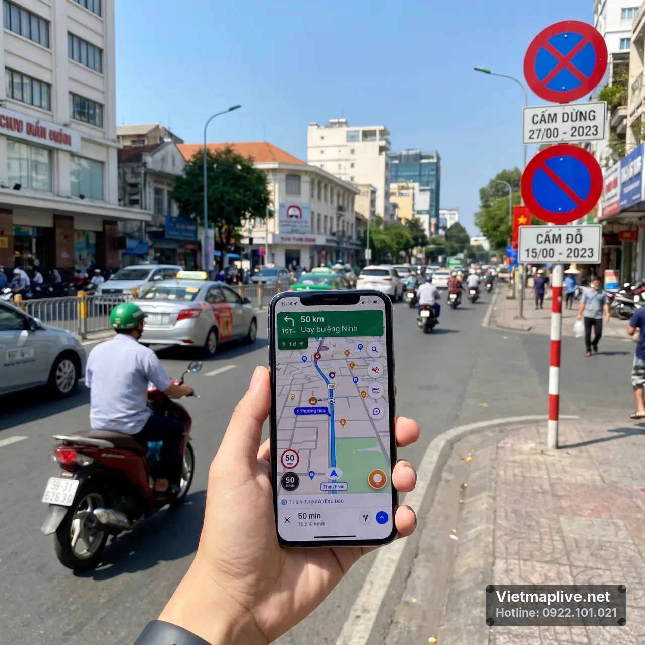Người cầm điện thoại với ứng dụng VietMap Live hiển thị bản đồ