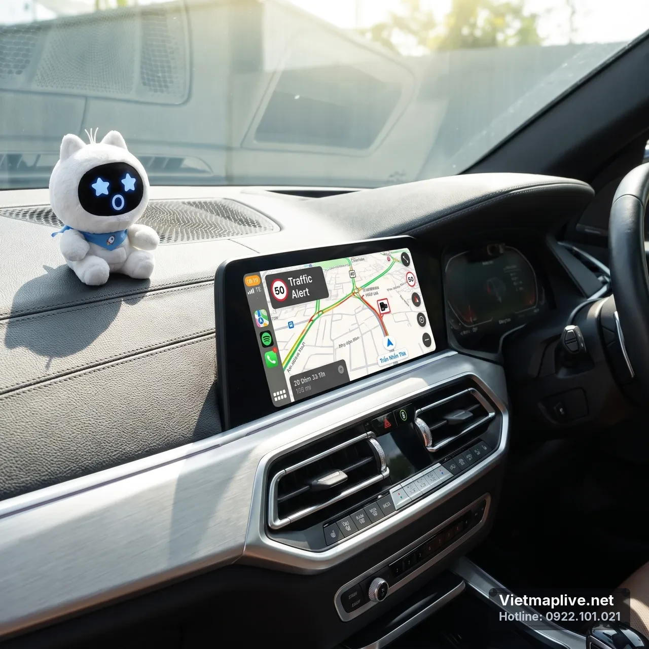 Ứng dụng VietMap Live được hiển thị trên màn hình Apple CarPlay trong xe hơi