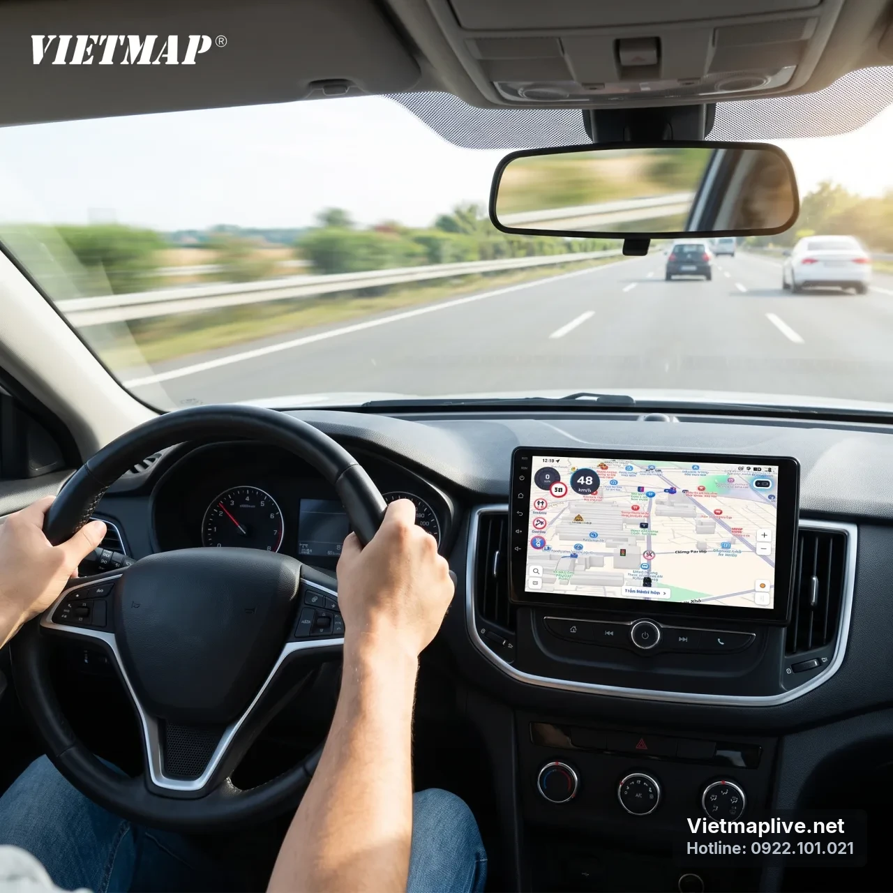 Tài xế sử dụng VietMap Live trên màn hình Android Box trong xe hơi