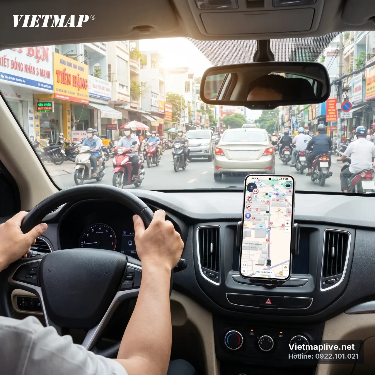 Người lái xe sử dụng ứng dụng VietMap Live trên điện thoại gắn trên xe hơi