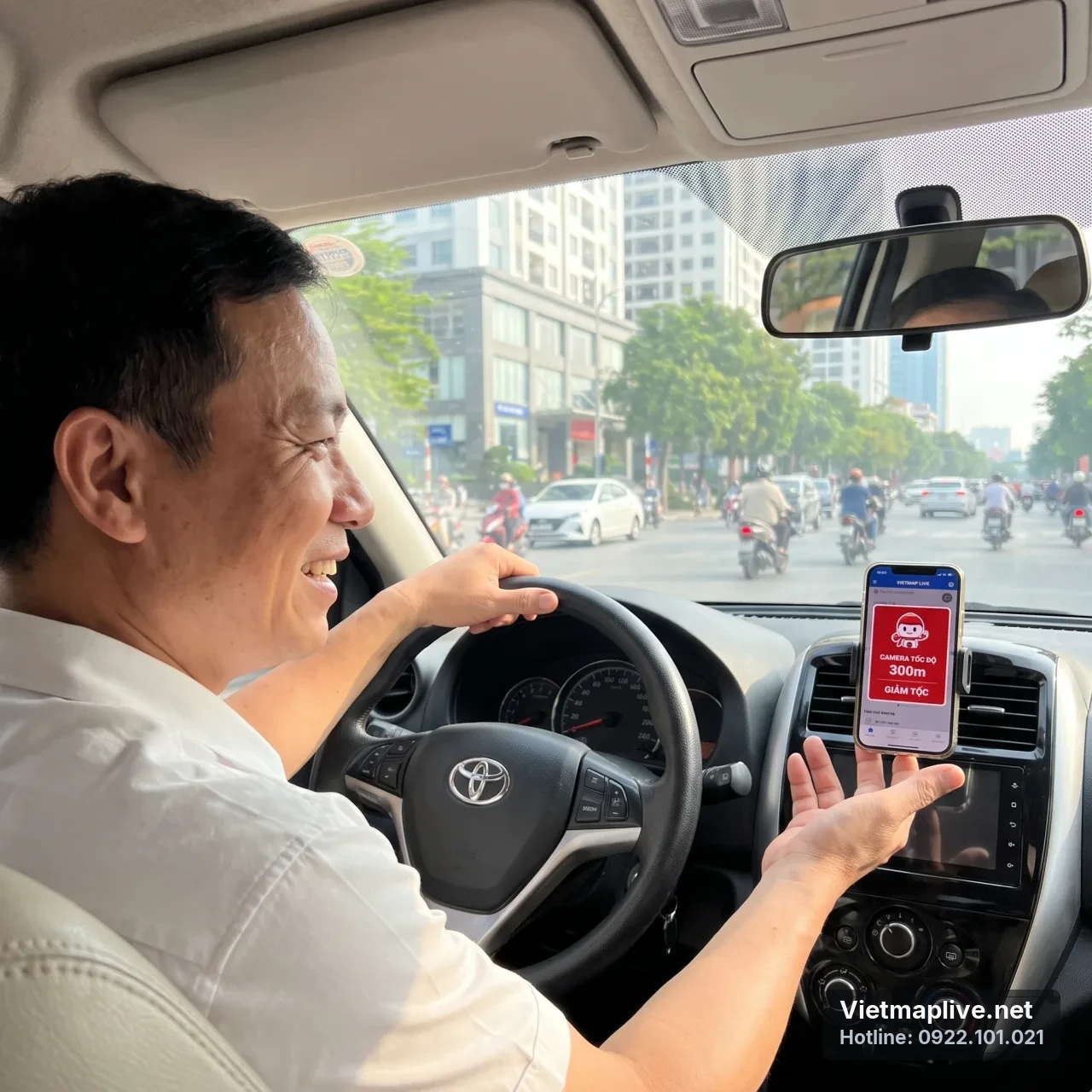 Tài xế vui vẻ sau khi nhận cảnh báo camera tốc độ từ VietMap Live