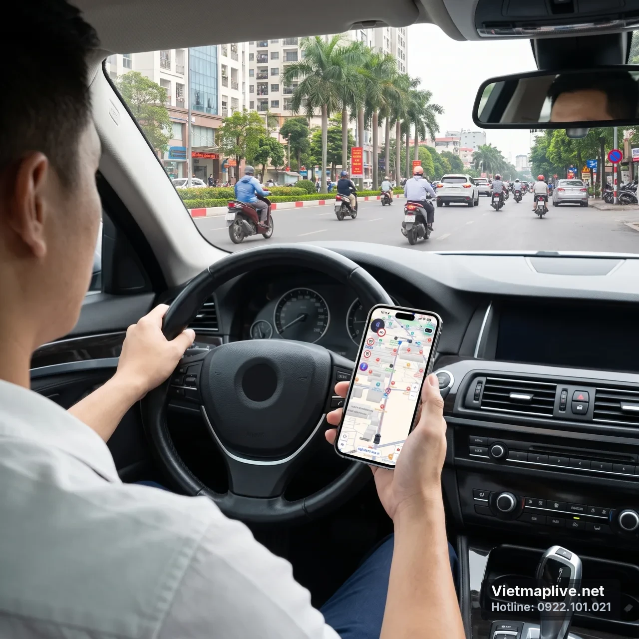 Người lái xe sử dụng ứng dụng VietMap Live trên điện thoại