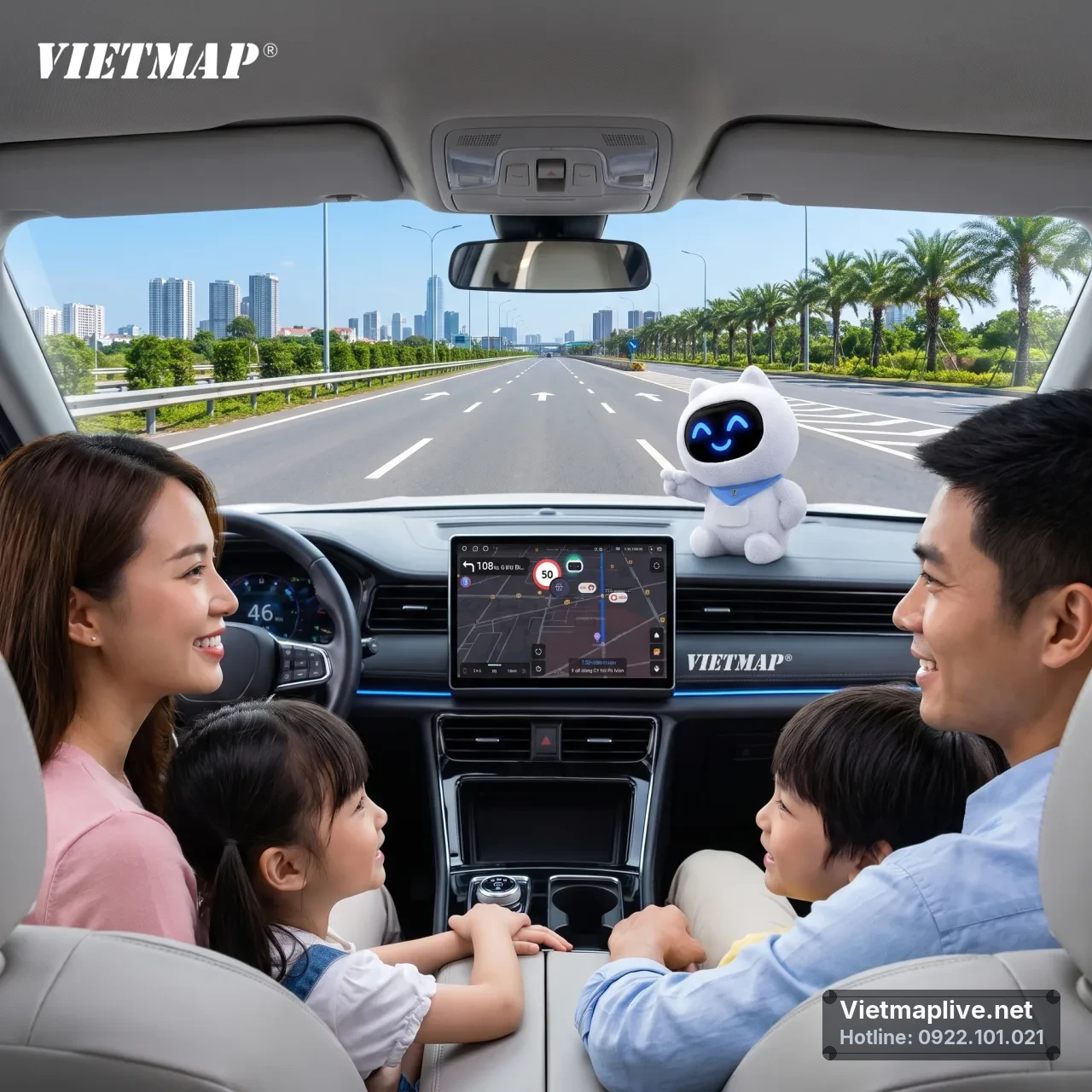 Gia đình sử dụng VietMap Live trên màn hình xe hơi